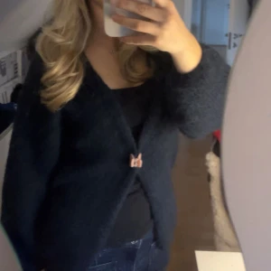 Mörkblå fluffig kofta från Lindex - Supermysig mörkblå kofta. Perfekt att slänga på sig över ett linne eller t-shirt. Koftan har lång ärm och en loose passform som ger en chill vibe. Den virala Lindex koftan som nu är slut såld