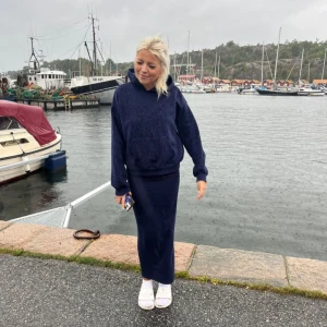 Mörkblå hoodie  - Huva . Mjuk. Navyblue