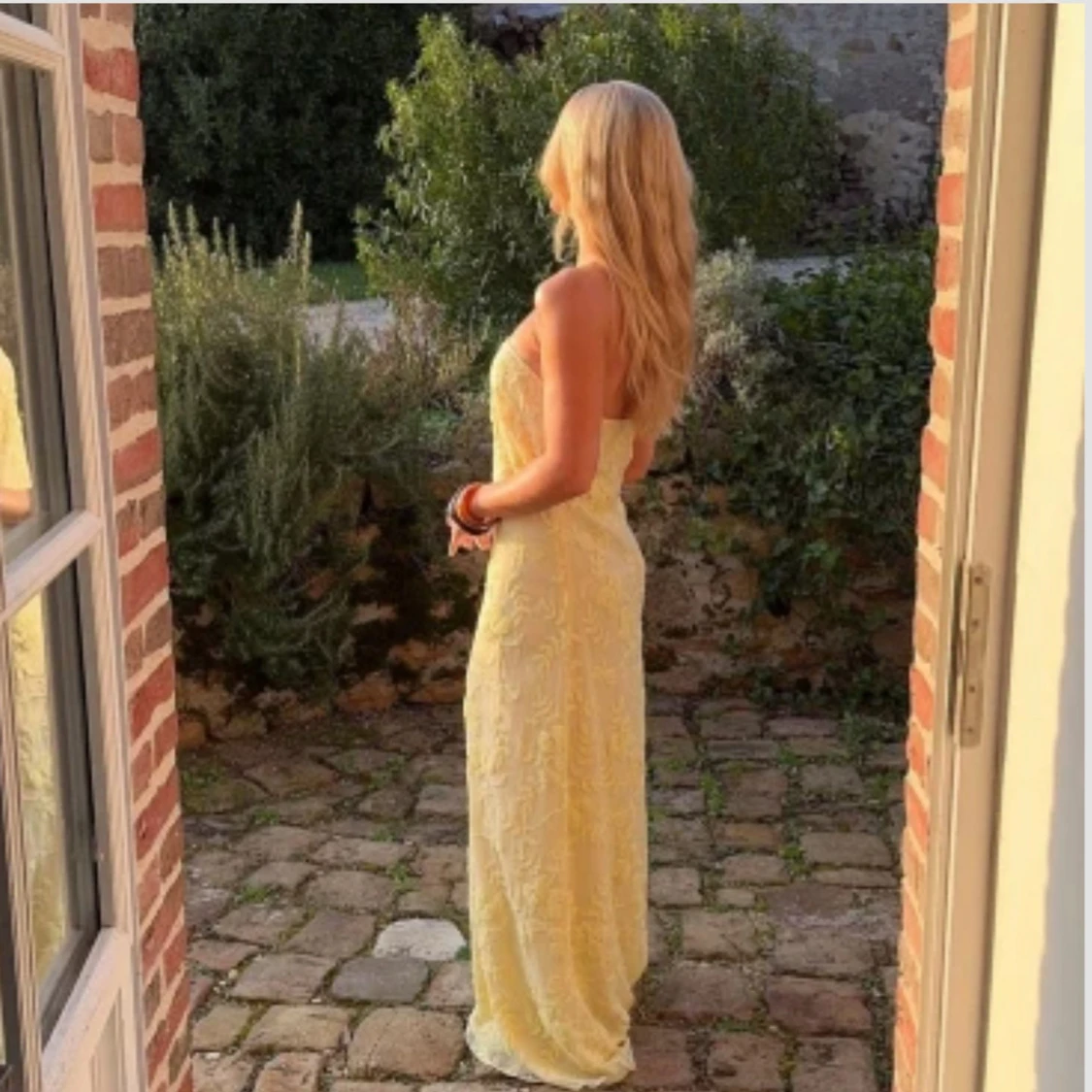 Ljusgul axelbandslös långklänning - 3