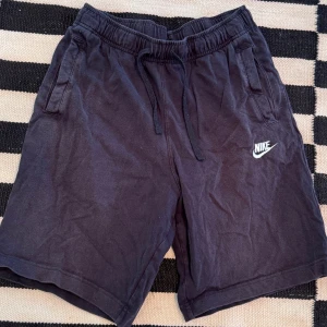Nike Shorts - Tja! Säljer nu mina svarta Nike shorts k bomull som är i bra skick! Storleken är S och passar på dig från 170-180! 🤩Perfekta nu till sommaren, även till höst! Nypriset ligger på 500kr! Mitt pris är inte hugget i sten så det är bara att höra av sig vid frågor eller funderingar! 🙏🏼