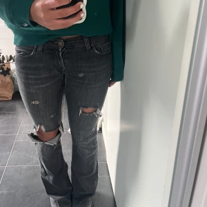 Svarta bootcut jeans  - Säljer nu mina favorit jeans för de har tyvärr blivit för små! Säljer endast för bra pris! Står ingen storlek men passar mig som är 170 cm bra i längden. De har spruckit mellan benen men det har jag sytt ihop så det är inget som syns (se andra bilden)! skriv för fler bilder / mått