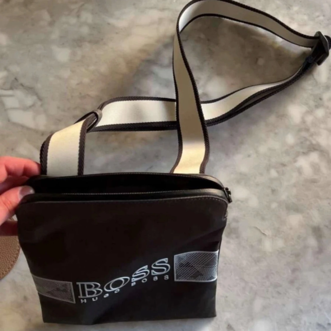 Svart axelväska från Hugo Boss - 1