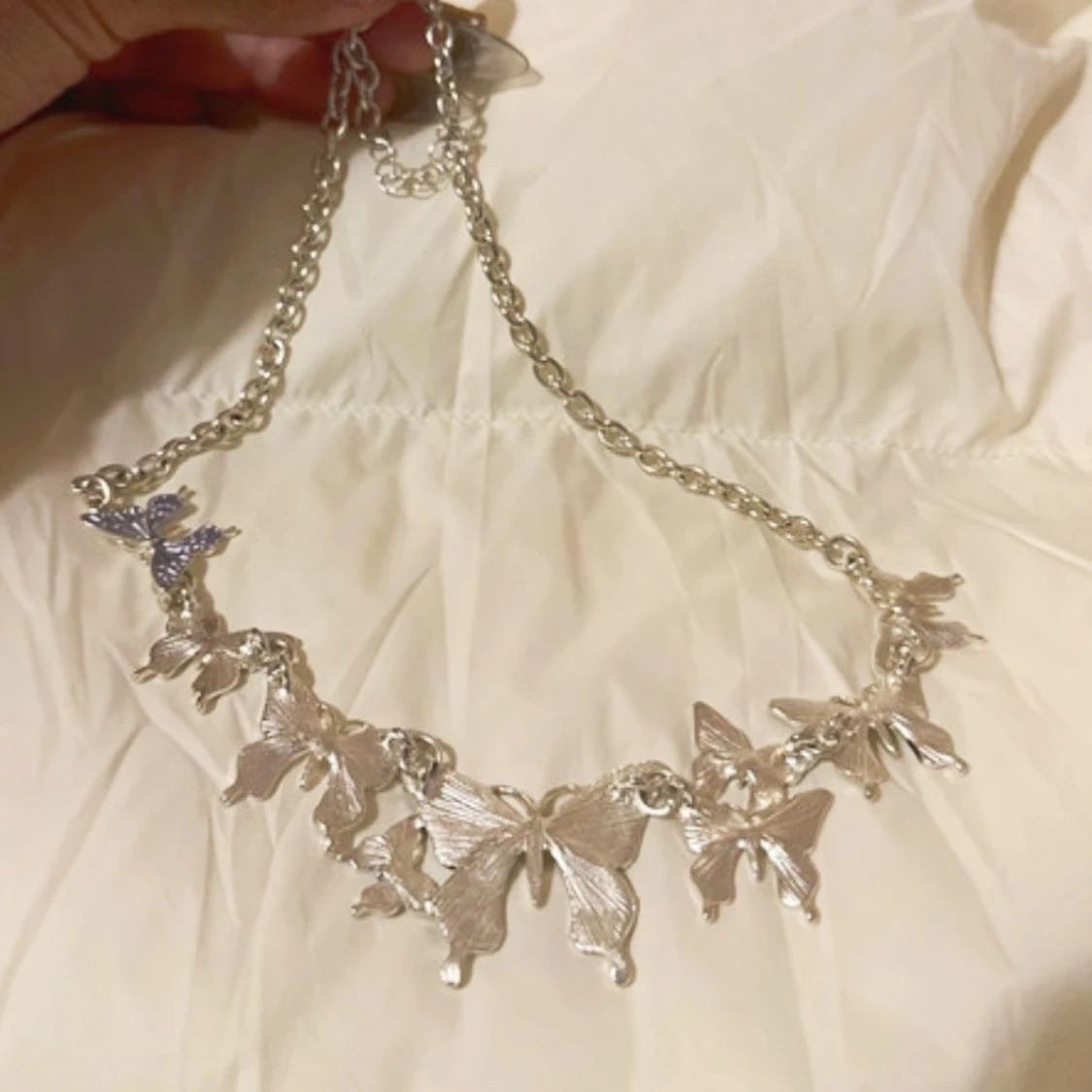 Silverfärgat halsband med fjärilar - 2