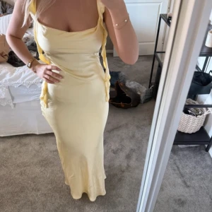 Ljusgul klänning  - Säljer nu denna super fina klänning jag hade på min bal! Endast använd en gång så i fint skick!💕skriv gärna för fler bilder
