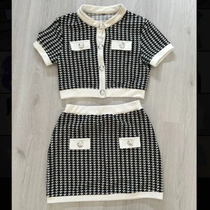 Mönstrad kjol och topp - Superfint sett, köpt här på plick men aldrig kommit till användning av mig. Finns nån sminkfläck vid kragen som fanns där när jag fick den men inte så synlig, kanske går bort i tvätten. Utöver det så är den i fint skick🥰