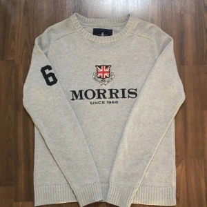 Morris stickad tröja - Säljer en grå stickad tröja från Morris. Tröjan är i fint skick och har inga hål eller liknande. Storlek small. Hör av dig om du undrar något! 