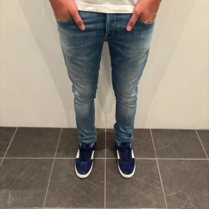 Dondup Jeans George  - Dondup Jeans George! Trendigaste jeansen på marknaden.  Skick= 9,5/10 Ny pris= 4000 kr Säljs för= 750 kr 