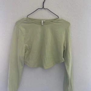 Ljusgrön croppad långärmad tröja - Snygg ljusgrön croppad tröja från Nelly med långa ärmar och rund halsringning. Perfekt för dig som gillar en enkel och stilren look. 
