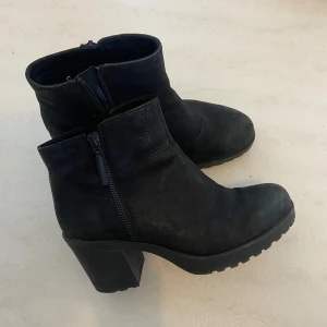Boots med klack - Bekväma att gå i, klackhöjd 7 cm. Skinn/läderimitation. Som ni ser på lädret vid tårna inte nynyskick men mycket bra skick förutom att innersulan har lossnat någon cm precis vid slutet på foten som ses på bild 5, detta är dock inget som märks när man har på sig dom/stör när man går eller syns. Kan säkert fixas med en liten klick lim om man skulle vilja det. Skriv om ni också vill köpa annat på min sida så kan ni få paketpris och slipper betala dubbelfrakt