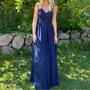 Marinblå balklänning - Säljer en marinblå balklänning som jag köpte av en tjej på Plick men säljer nu vidare :) den är från mascara london i storlek 34 och sitter superfint på!