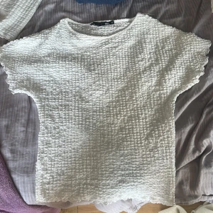 Ribbad topp - Vit ribbad topp i storlek XS, bra skick 💘