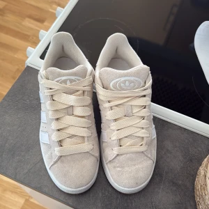 Adidas Campus Wonder White - Säljer mina adidas campus då jag köpt ett par andra! Dessa är inköpt för 1 månad sedan och använd 3 gånger sedan dess. Strl 40. Nypris 1349kr 