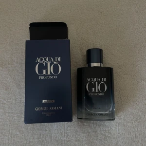 Acqua di Giò Profondo Parfum 60ml - Fräsch och modern parfym från Giorgio Armani, Acqua di Giò Profondo. Flaskan är stilren i mörkblått glas med silverdetaljer och rymmer 60 ml. Kommer i matchande mörkblå kartong med elegant logga. Perfekt för dig som gillar marina och fräscha dofter.