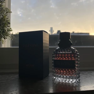 Valentino Born In Roma Coral Fantasy - Valentino Uomo Born In Roma Coral Fantasy EdT 50 ml. Flaskan är i klart glas med nitar och diamantmönster, kork med Valentino-logga. Doften har en varm, korallfärgad vätska och kommer i en elegant svart kartong med röd text. (Ny pris 1300kr )Perfekt till alla årstider. (skriv vid frågor☺️) 
