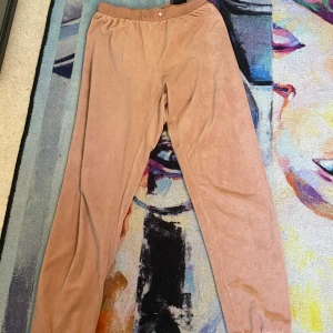 Beiga mjukisbyxor i manchester - Supermjuka beiga mjukisbyxor i manchester med resår i midjan. 