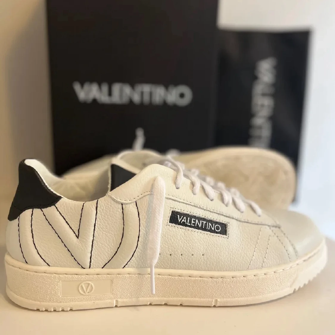 Valentino vita sneakers med svarta detaljer - 2