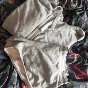 Hoodie och shorts - Säljer ett skönt sett ifrån Calvin Klein, passar inte det längre