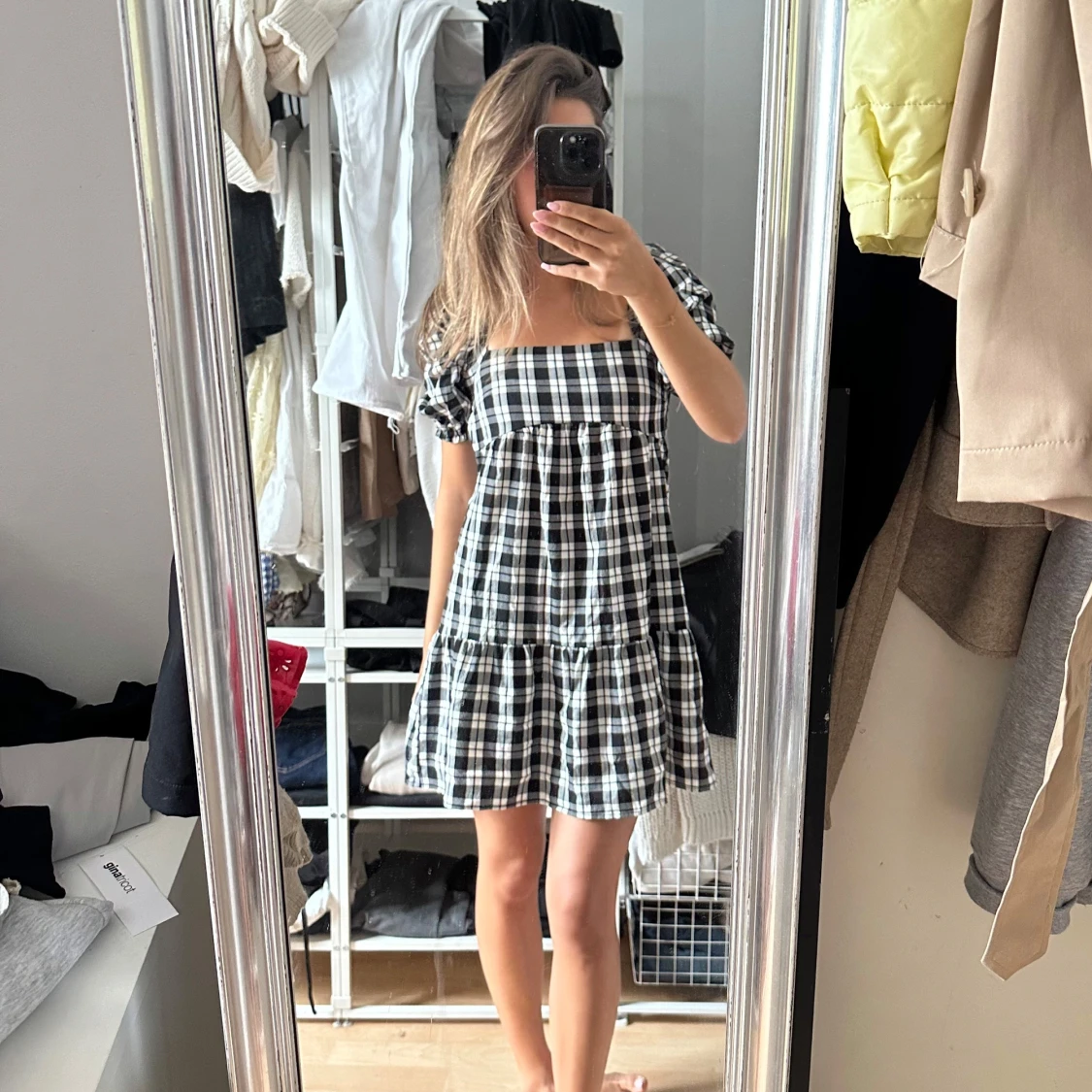 Rutig svartvit kort klänning