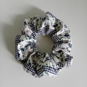 Scrunchie handgjord  - Handgjord scrunchie, aldrig använd