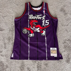 Toronto Raptors Vince Carter tröja - Retro basketlinne från Mitchell & Ness med Toronto Raptors tryck och nummer 15 för Vince Carter. Linnet är aldrig använt och har bara tillhört en samling. Skriv för svar på frågor!