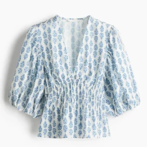 Vit och blå blus med puffärm - Hm blus, helt slutsåld. Supersöt blus i vitt med blått mönster, v-ringad och med puffiga trekvartsärmar. Smockad midja ger en snygg siluett och blusen är gjord i mjuk bomull. Perfekt för dig som gillar romantiska och trendiga detaljer.