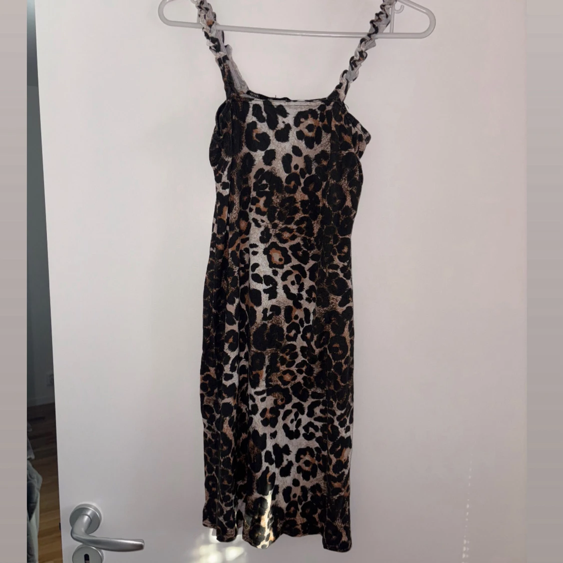 Leopardmönstrad kort klänning - 1