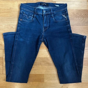 Mörk blåa replay anbass hyperflex jeans - • Nu säljs ett par populära replay anbass hyperflex jeans i mycket bra skick 👖 • Storleken är W30/L32 och modellen ”Anbass” hyperflex 📏 • Han på bilden är ca 178cm lång 📏 • Nypris är ca 1600kr men säljs för 399kr !🤯 • Hör av dig vid minsta lilla fundering 🤔💭 • Kolla gärna in profilen för andra schyssta plagg som raffe skjortor, replay jeans, Jacob cohen jeans och Dondups 🤝🤝
