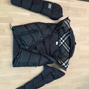 Burberry väst/armar  - Hej! Letar du efter en burberry väst med armar så har du kommit rätt helt ny e jackan ba en liten skada där back man märker inte ngt ba om man tittar noga annars helt perfekt e jackan :TAR EMOT BYTEN: