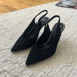 Svarta pumps från Zara - Snygga och bekväma svarta pumps från Zara som endast är använda fåtal gånger