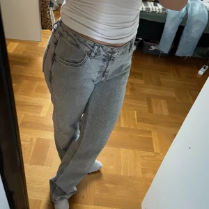 Jeans från Bik Bok - Gråa jeans från Bik Bok i storlek ”waist 28 length 32”💕 har använt dem en gång