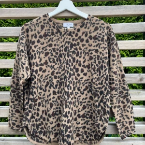 Kashmirtröja från Davida - Leopardfärgad Kashmirtröja från Davida. Modellen heter ” Curved sweater ”. Fint skick, inga defekter, hål, fläckar eller liknande. Storlek S 😇 Viss prutmån finns. 