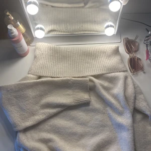 Ofsholder tröja ifrån H&M💕 - En stickad ofsholder tröja ifrån H&M. Den är typ creamvit, och är i ett mycket bra skick. Lite små noppror på vissa ställen men absolut inget märkvärdigt❤️ Storlek 146/152, men passar även typ XS. 