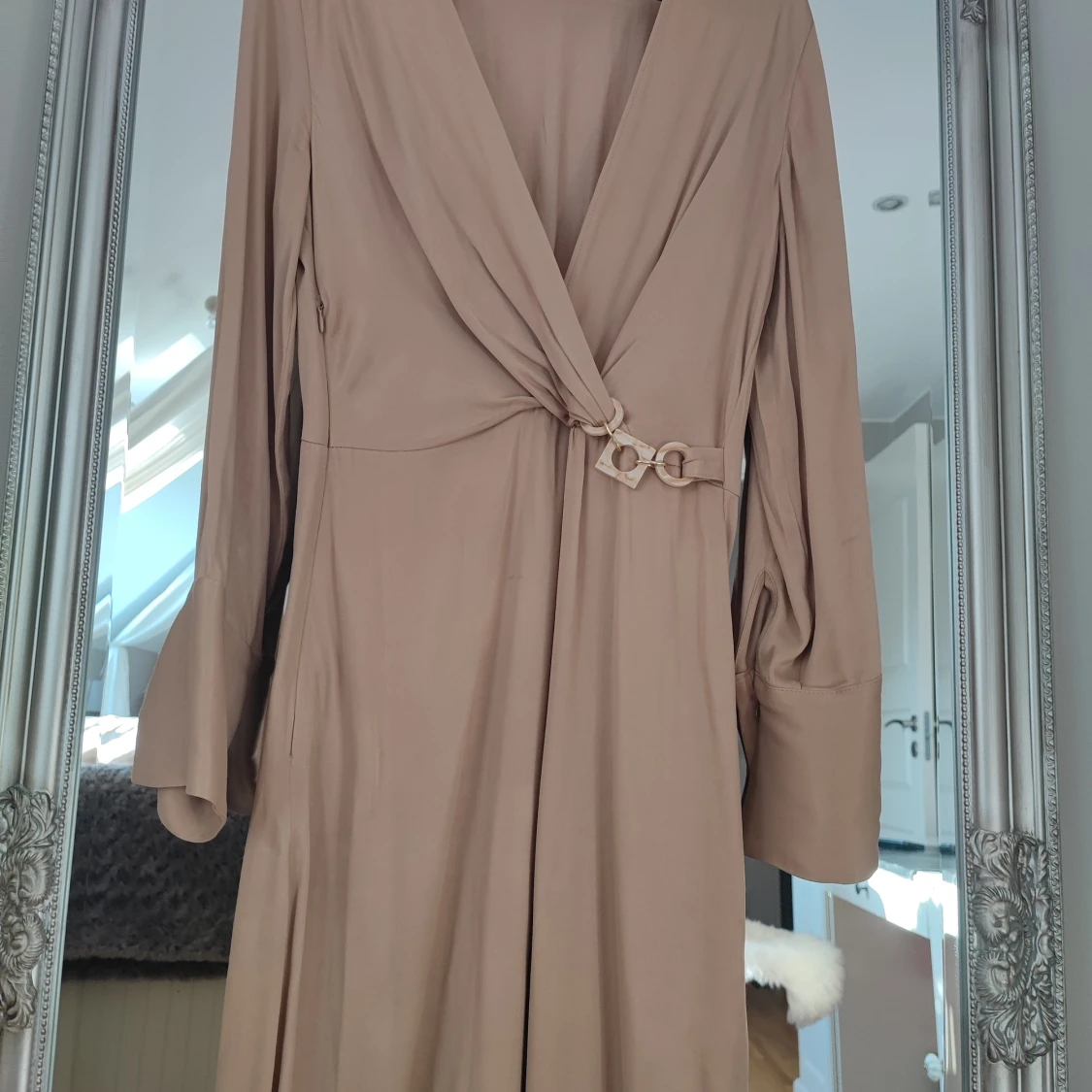 Beige långklänning med omlott och spänne - 2