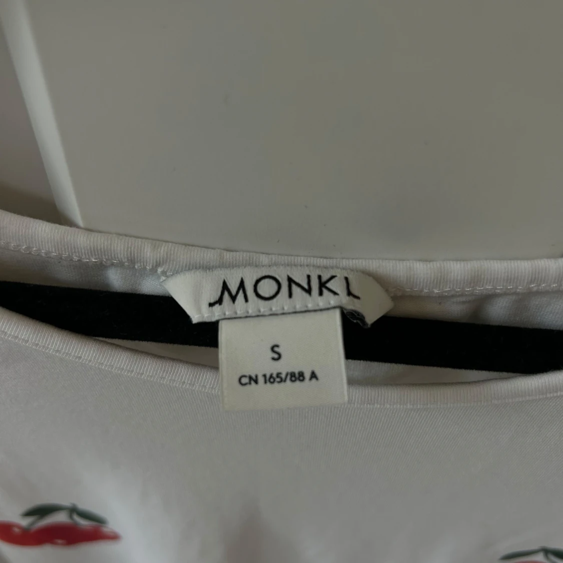 Vit pyjamas med körsbärstryck på från monki  - 3