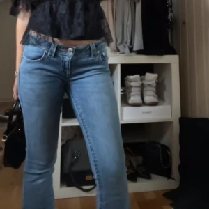 True Religion - Säljer mina asssnygga populära jeans från True religion i jättejättebra skick från Nelly❤️stretchiga material och väldigt lågmidjade och snygg passform med snygga detaljer, skriv gärna vid frågor eller fler bilder. Helt slutsålda och favoriter så går inte ner mycket i pris 