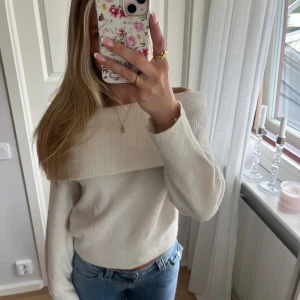 Vit stickad tröja H&M - Säljer en  vit offshoulder tröja med ribbad kant. Tröjan är i strl XS men passar S, säljer för 98kr.