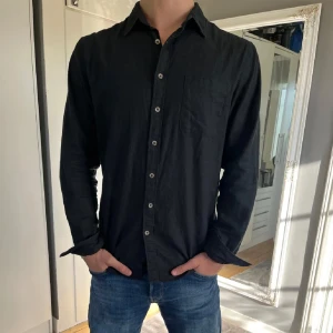 Svart Linneskjorta  - Säljer nu min linneskjorta från Dressmann i storlek L, då jag gått ner i vikt och den inte längre passar! Använt max 2-3 gånger så den är i riktigt bra skick! Nypris 699, Vid frågar och funderingar är det bara att höra av sig💪🏼