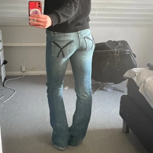 Snygga jeans  - Super snygga jeans med svarta detaljer! Dom är rätt långa, så perfekt för er som är lite längre🤍 lite slitna längst ner, se sista två bilderna! Lånade bilder av tidigare säljare!😊