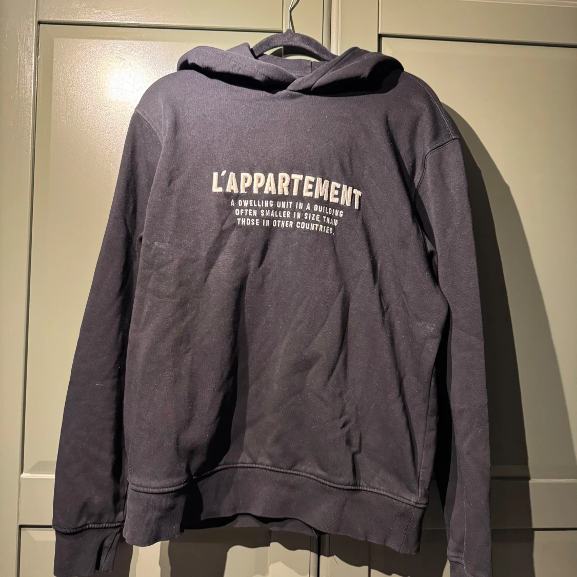 Svart hoodie från Mango med tryck