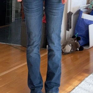 Blå bootcut jeans med extremt låg midj - Intresse koll! Säljer ett par klassiska blåa utsvängda jeans från LTB. De är väldigt låg midjade och knappt använda. Jag är 167cm och de är perfekta i lång när jag har skor på. 