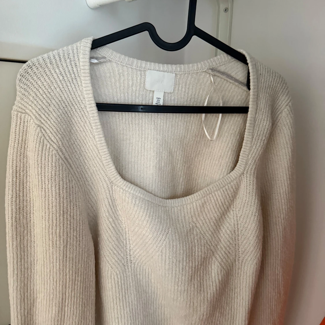 Beige stickad tröja med v-ringning H&M
