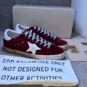 Golden goose skor - Hej, Säljer mina Golden goose skor i färg vin röd och storlek 43, dom är i mycket bra skick och dom har inga deffekter eller annat konstigt, Vid intresse är det bara att höra av sig😁