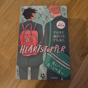 Heartstopper Bok 1 - En charmig och modern tecknad bok om två killar som möts, blir vänner och kanske något mer. Perfekt för dig som gillar serier om vänskap, kärlek och livet som ung. Inspirerad av Netflix-serien och fylld med snygga illustrationer. HELT NY