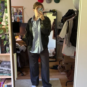 Läderjacka - Svart läderjacka köpt second hand men got skick ändå☺️Fyra fickor utanpå (varav två har knapar) och en innerficka. 