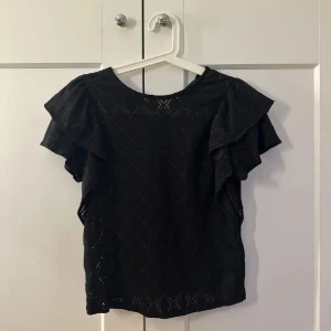 Svart blus med volangärmar - Snygg topp med korta volangärmar en söt tröja som ha gulliga armar och köpt på Lindex nypris 200 går inte att köpa längre  