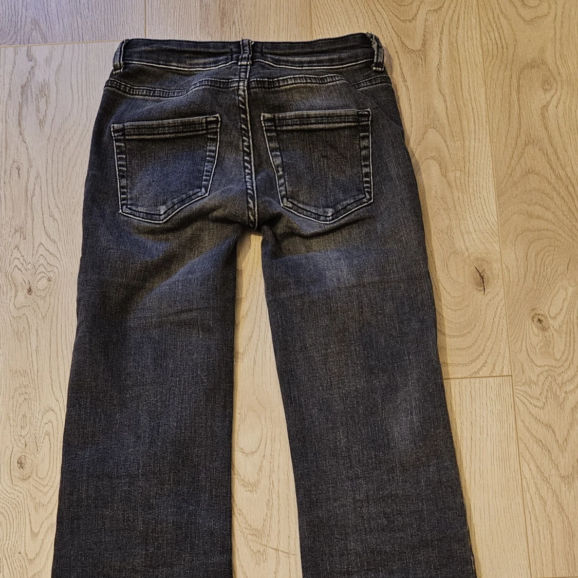 Mörkgrå jeans från ONLY med slits - 2