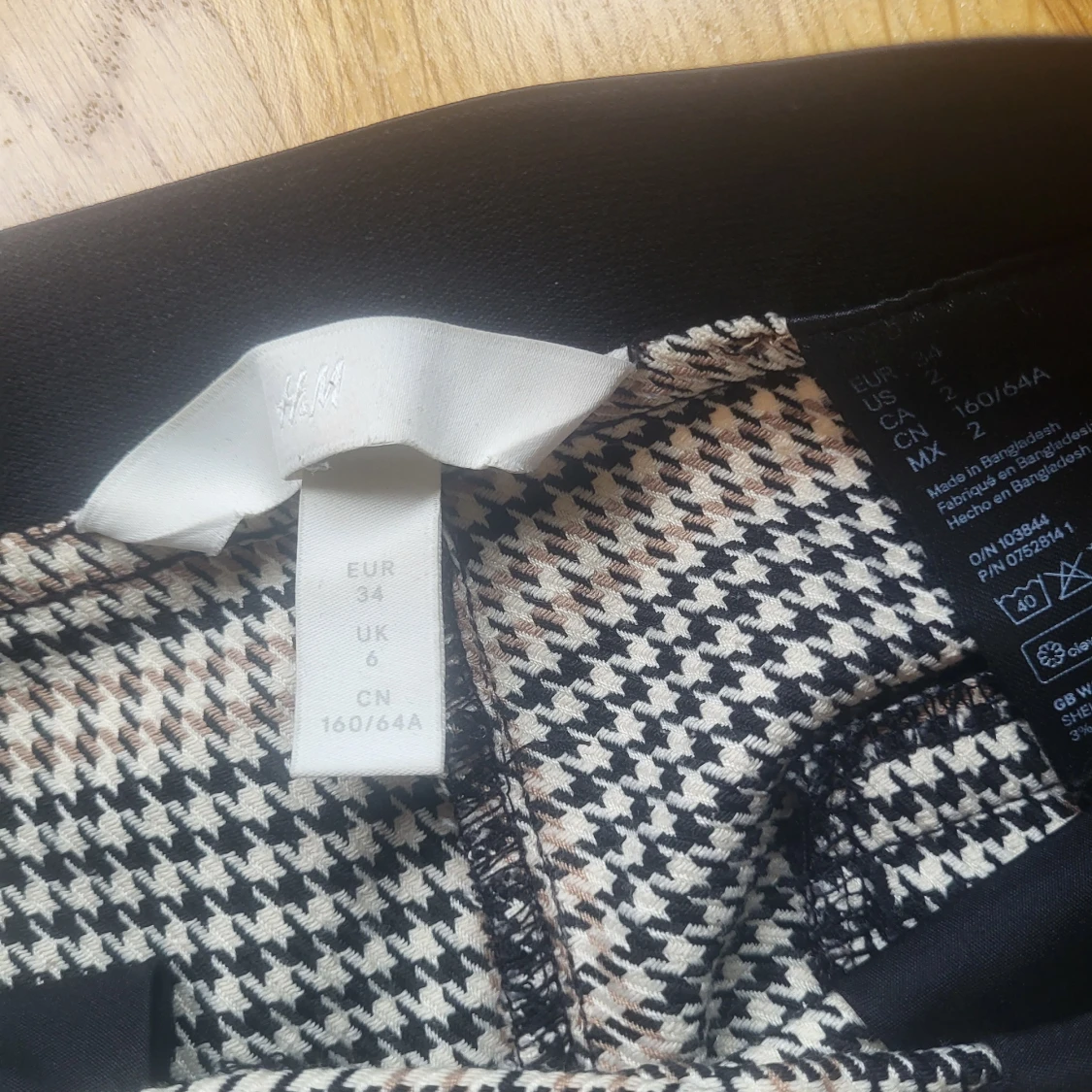 Rutiga kostymbyxor från H&M, stl 34 - 1