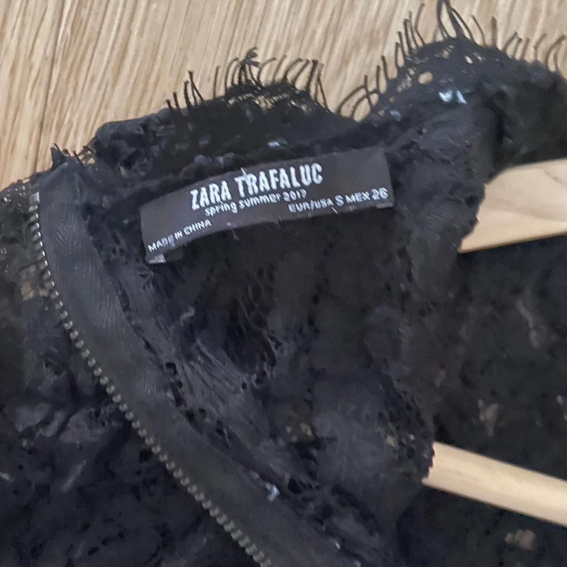 Svart spetsblus med dragkedja - 4