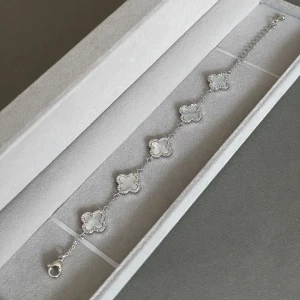 Silver klöver armband  - Säljer denna stilrena klöverarmband i glittrigt silver ✨Tillverkat av rostfritt stål av hög kvalitet som håller sig fint länge. Helt nytt och oanvänt! 🩶