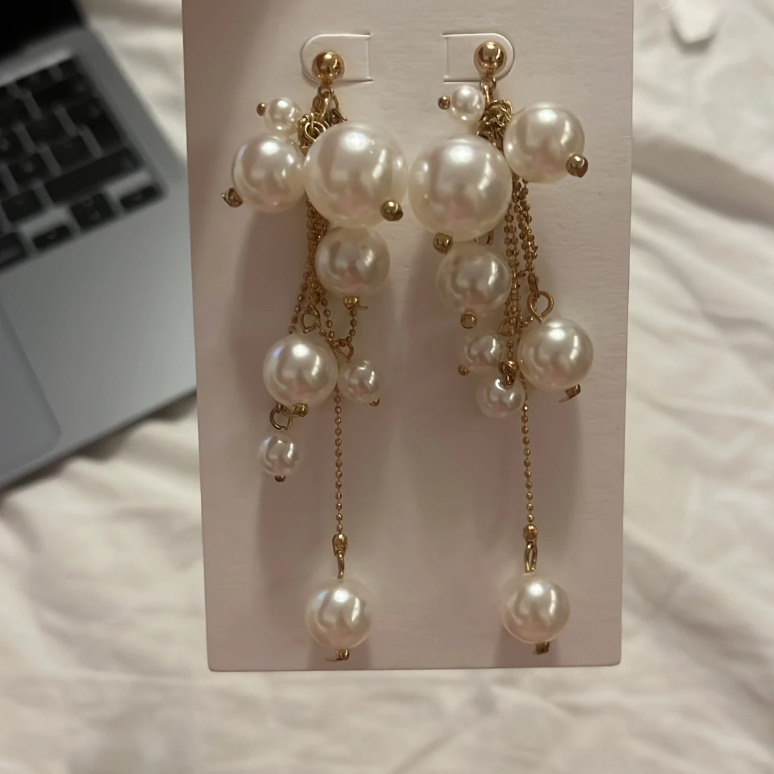 Guldiga örhängen med pärlor